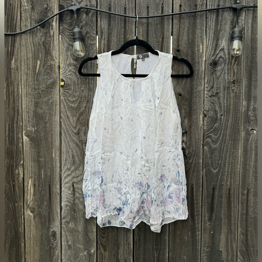 M Made in Italy Blue and White Silk Sleeveless Floral blouse with keyhole large